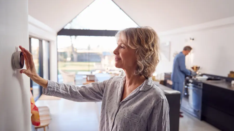 BM dame justerer innetemperatur