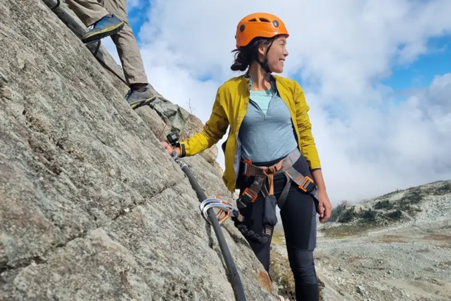 BM HMS dame i fjellvegg