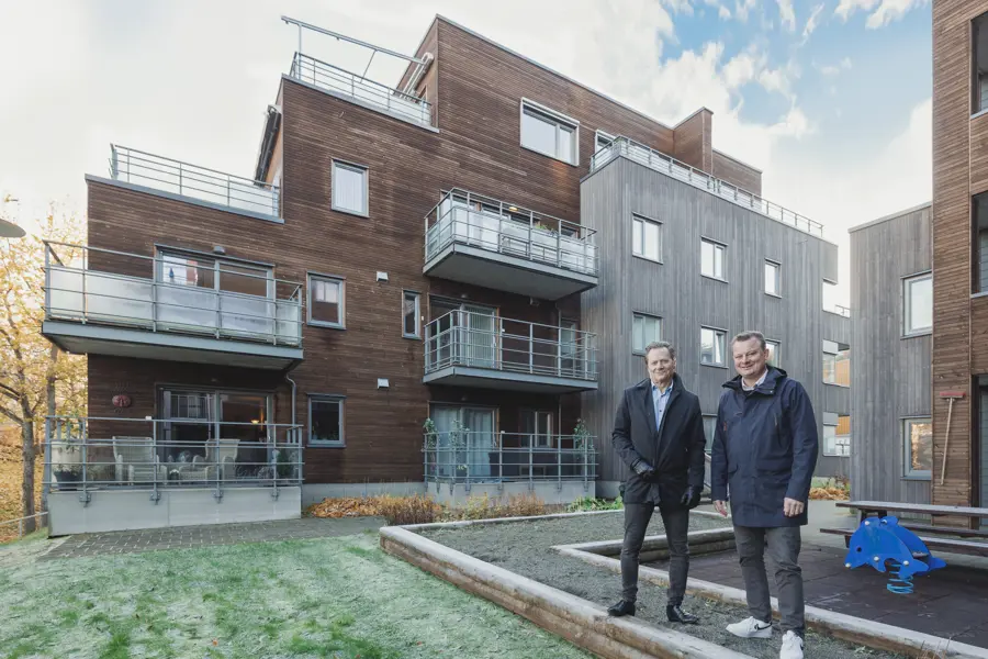 Torkil R. Iversen og Torbjørn Sotberg foran sitt første felles nybyggprosjekt, Hanskemakerbakken på Ila