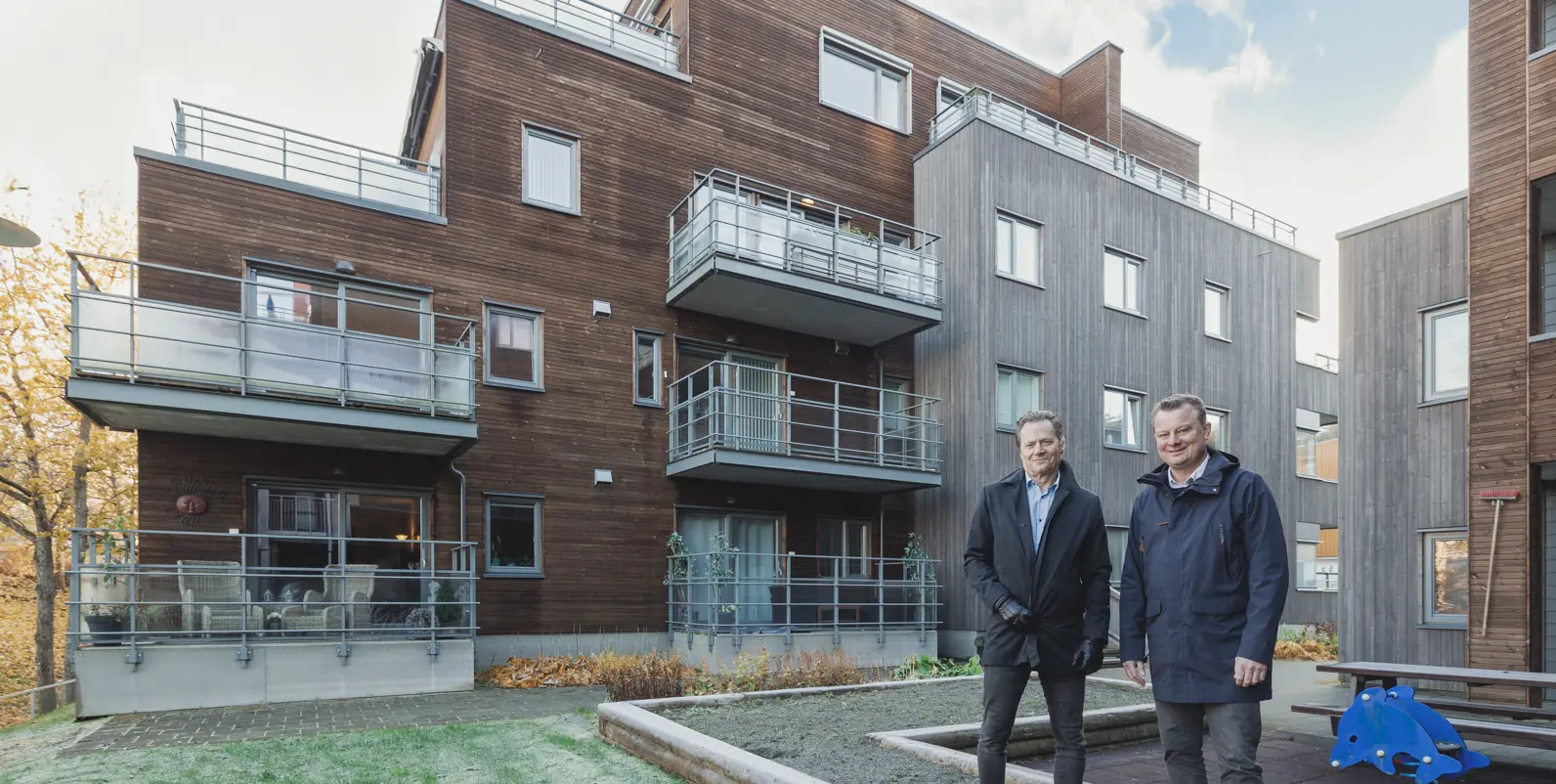 Torkil R. Iversen og Torbjørn Sotberg foran sitt første felles nybyggprosjekt, Hanskemakerbakken på Ila