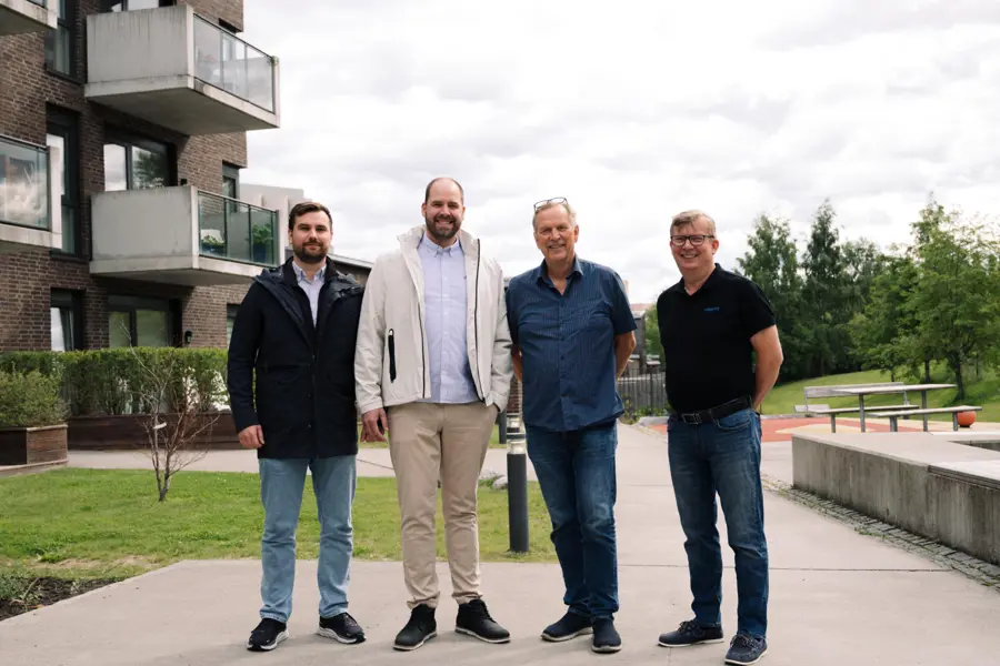 TOBB Smartmåling på plass i Sameiet Mellomila 57. Fra venstre: Kristoffer Nordmo (TOBB), Einar Bruland (Techem), Jan Pedersen og Harald Engstad (Styret i sameiet) FOTO: Ola H. Klæbo